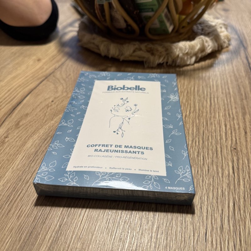Coffret de masques visage Biobelle sur une table en bois clair