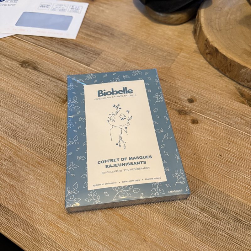 Coffret de masques visage Biobelle sur une table en bois